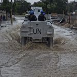 Ein UN-Panzer fährt über eine überflutete Straße 
