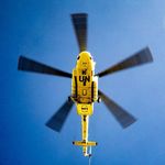 Ein Helikopter fliegt über das Dorf Ogossagou in Mali.