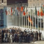 Zeremonie zum Hissen der Flaggen der BRD, der DDR und der Bahamas am 19. September 1973. 