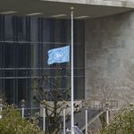 Eine UN-Fahne weht auf Halbmast als Zeichen der Solidarität mit New York und in Verbundenheit mit allen, die in der Corona-Pandemie ihr Leben lassen mussten. 