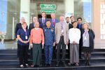 Teilnehmerinnen und Teilnehmer der DGVN-Studienreise mit Parlamentsabgeordneten in Nay Pyi Taw, der Hauptstadt Myanmars (© Ute Gerteis)