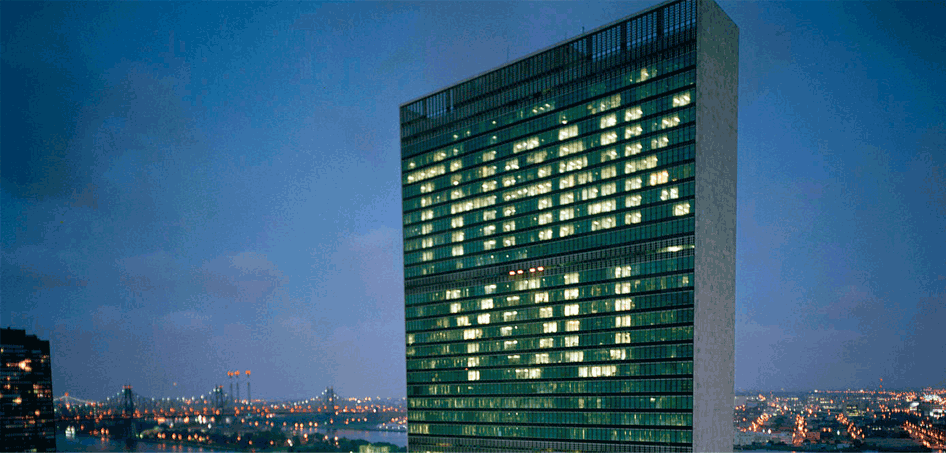 Auf dem Gebäude des UN-Sekretariats sind die Worte "Thank You" mit Lichtern geschrieben