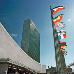 Die Flaggen der UN-Mitgliedstaaten, darunter von der BRD und der DDR, im Jahr 1977 am Platz der Vereinten Nationen in New York. UN Photo/Yutaka Nagata