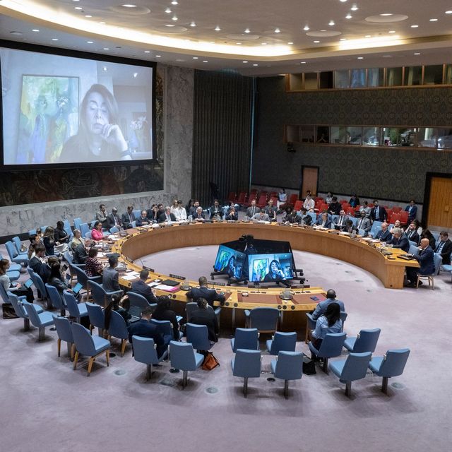 Sitzung des UN-Sicherheitsrats zur Lage in Haiti. UN Photo: Eskinder Debebe Blick in UN-Sicherheitsrat, Delegierte sitzen am Tisch, Ghada Fathy Waly, die ehemalige Exekutivdirektorin des Büros der Vereinten Nationen für Drogen- und Verbrechensbekämpfung (UNODC), ist auf den Bildschirmen zu sehen.