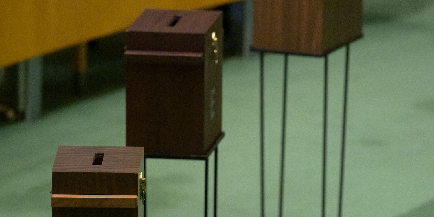 Wahl der nichtständigen Mitglieder des UN-Sicherheitsrats. UN Photo/Manuel Elías Blick auf drei Wahlurnen aus Holz, die in der Generalversammlungshalle aufgestellt sind.
