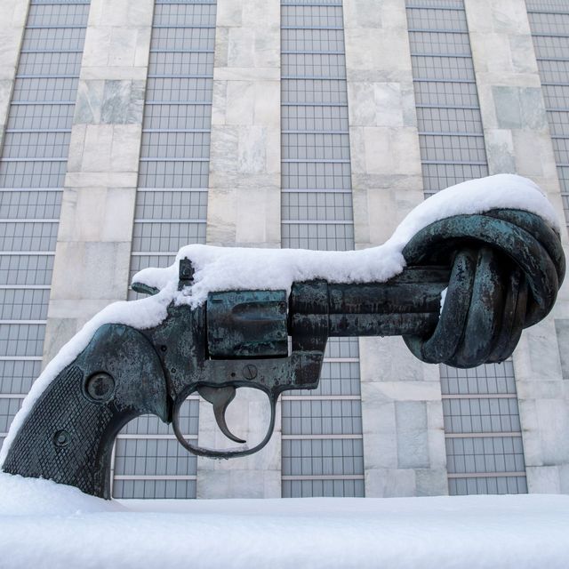 Die Skulptur 'Knotted Gun', eine Pistole deren Lauf verdreht ist, vor dem UN-Sekretariatsgebäude ist von Schnee bedeckt.
