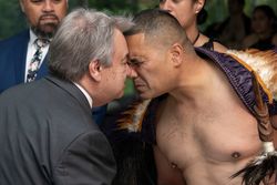 António Guterres begrüßt auf traditionelle Art einen Maori. 