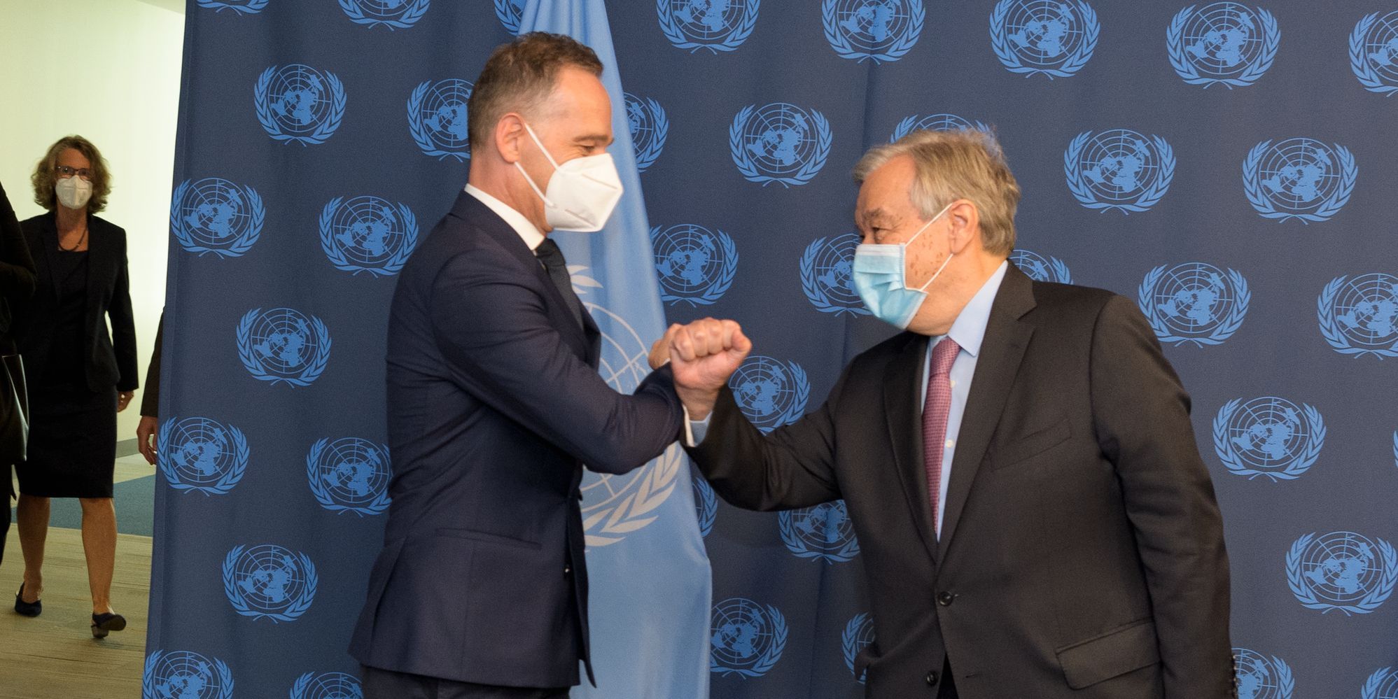 Begrüßung zwischen Generalsekretär António Guterres und Außenminister Heiko Maas