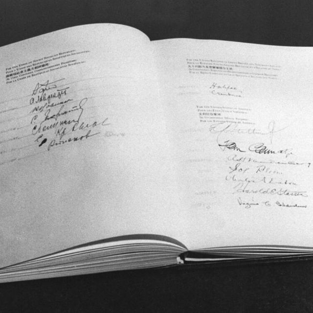 Charta der Vereinten Nationen. UN Photo Aufgeschlagene Charta der Vereinten Nationen mit Unterschriften