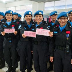 Peacekeeperinnen zeigen ihren Boarding Pass.