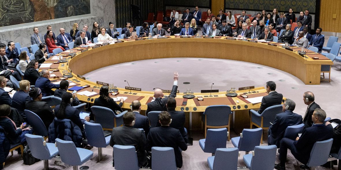 Russland enthält sich während der Abstimmung im Sicherheitsrat der Stimme durch Handhebung.