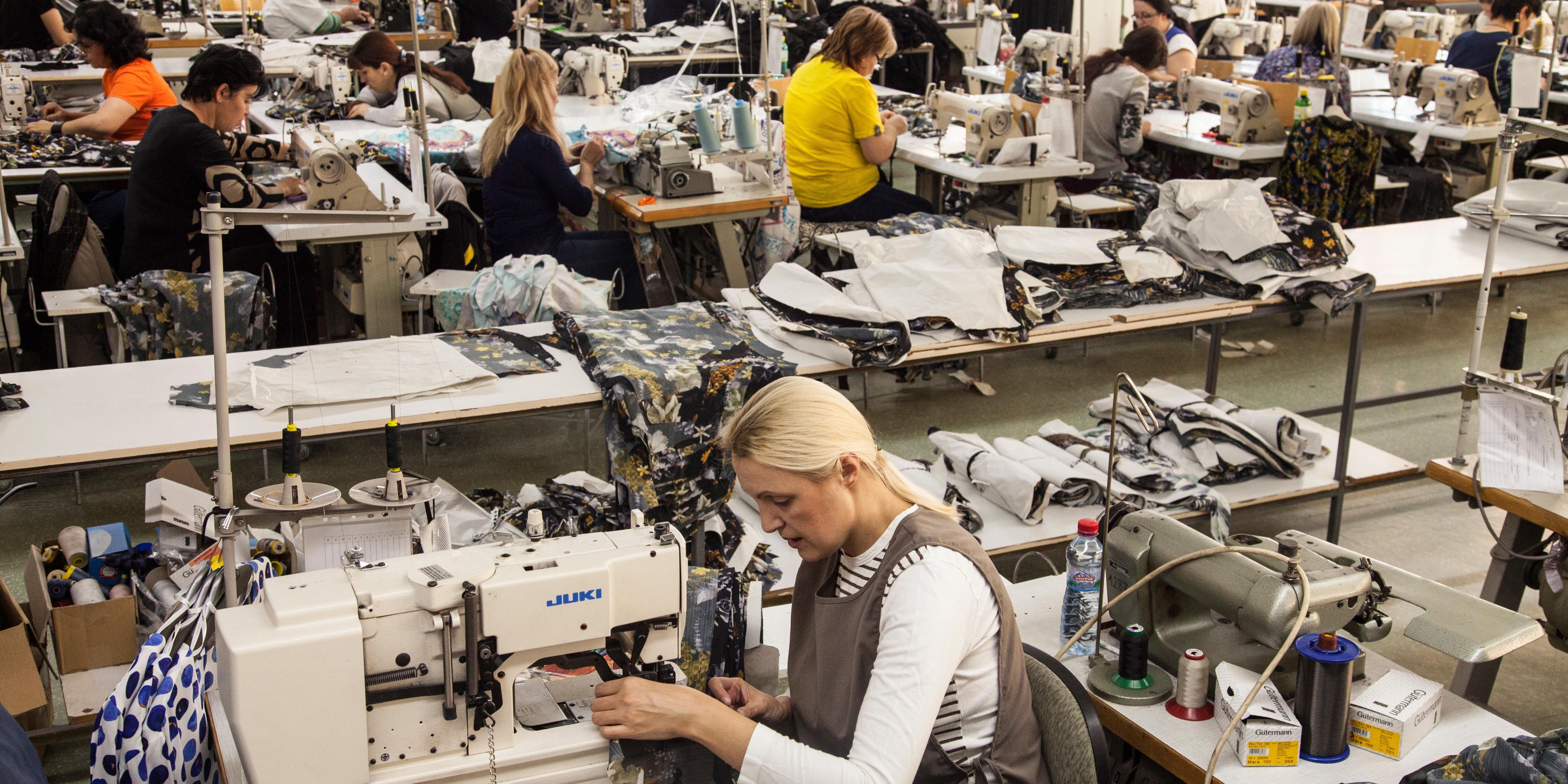 In einer Textilfabrik in Nordmazedonien produzieren etwa 100 Frauen Kleidung hauptsächlich für deutsche und italienische Marken.