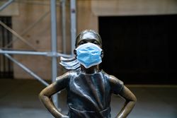 Bronze-Statue mit Nase-Mund-Maske.