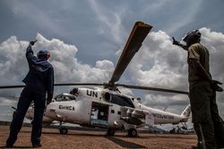 Flugleiter erteilen einem UN-Hubschrauber Anweisungen.