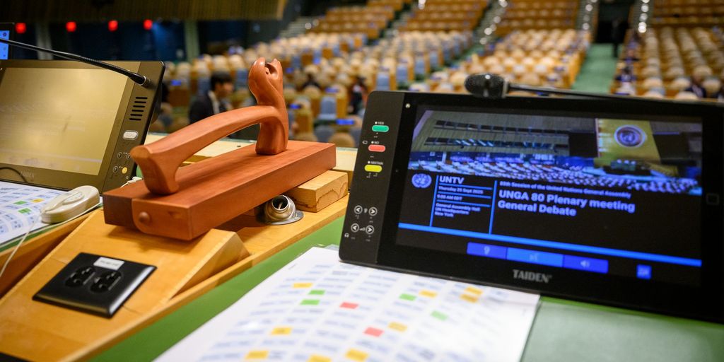 Vorsitzhammer und Podium im Sitzungssaal der UN-Generalversammlung. UN Photo/Loey Felipe