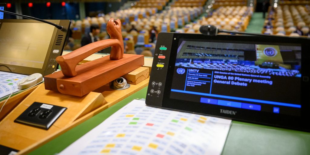 Vorsitzhammer und Podium im Sitzungssaal der UN-Generalversammlung. UN Photo/Loey Felipe